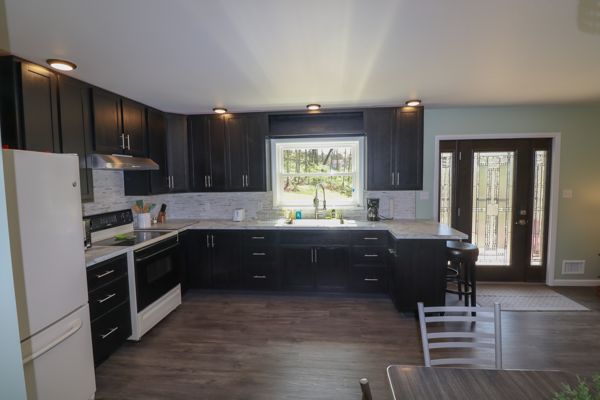 Quick bites or home cooked meals can be made in fully equipped kitchen.