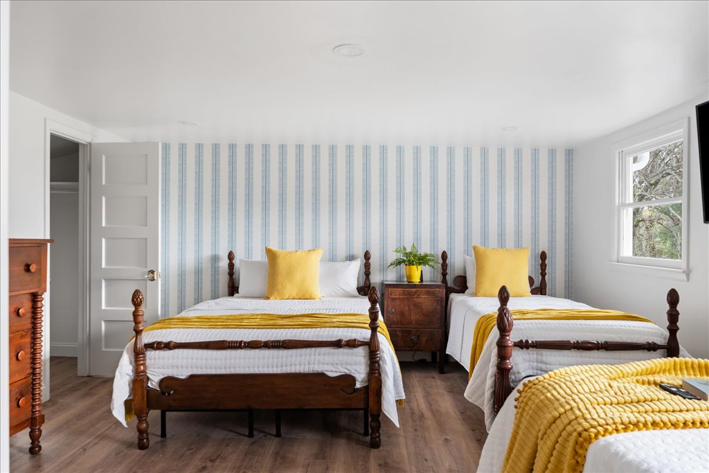 Queen Bed and 2 Twins