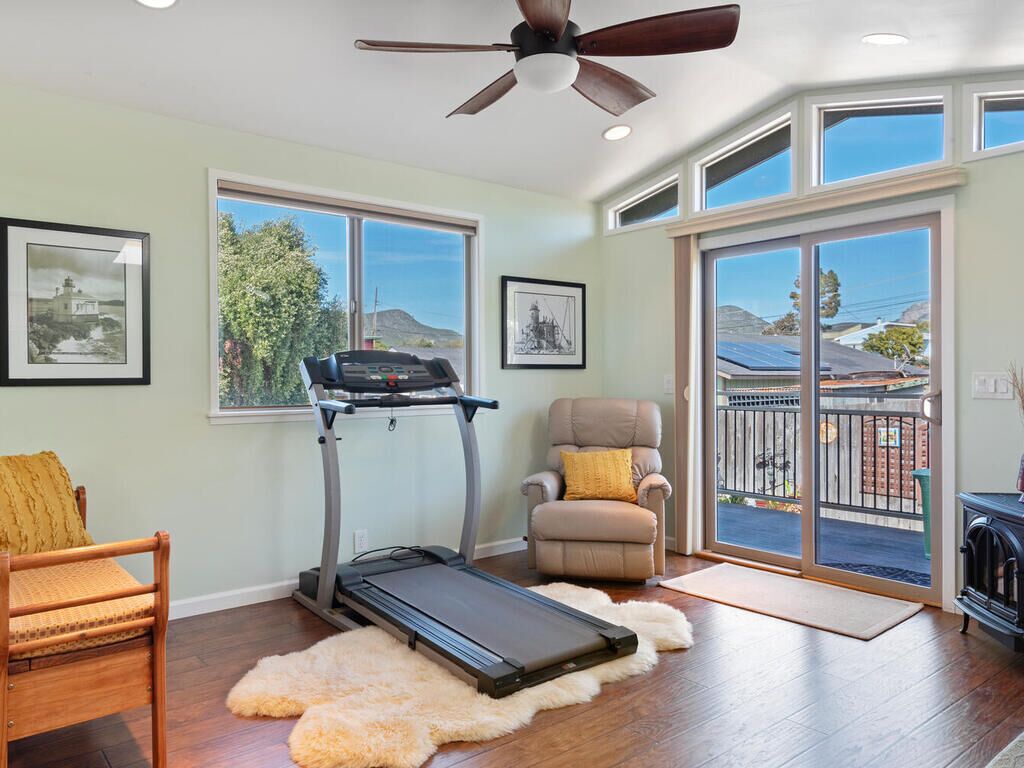 Primary bedroom - treadmill w/ views