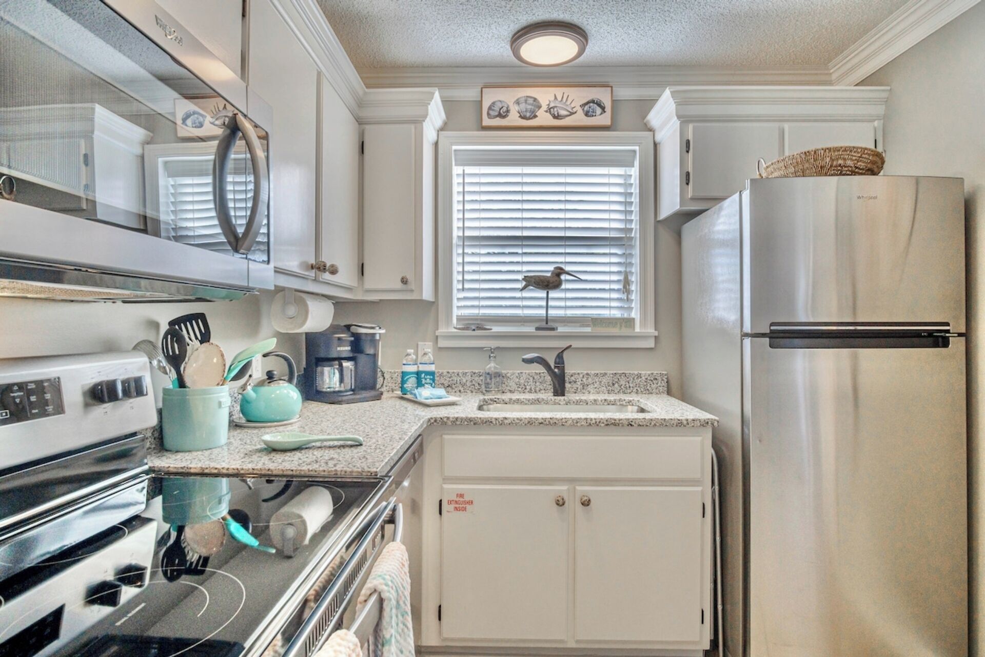 Well equipped kitchen with all you need for meals/snacks.