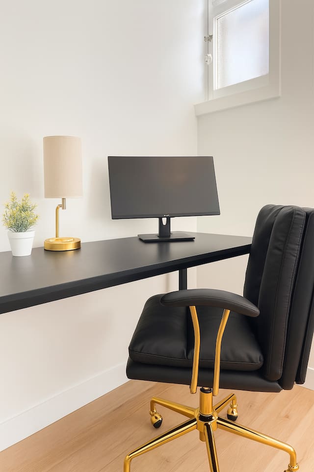 Chambre #2 avec un confortable lit King,  une commode et un bureau de travail incluant 1 écran!