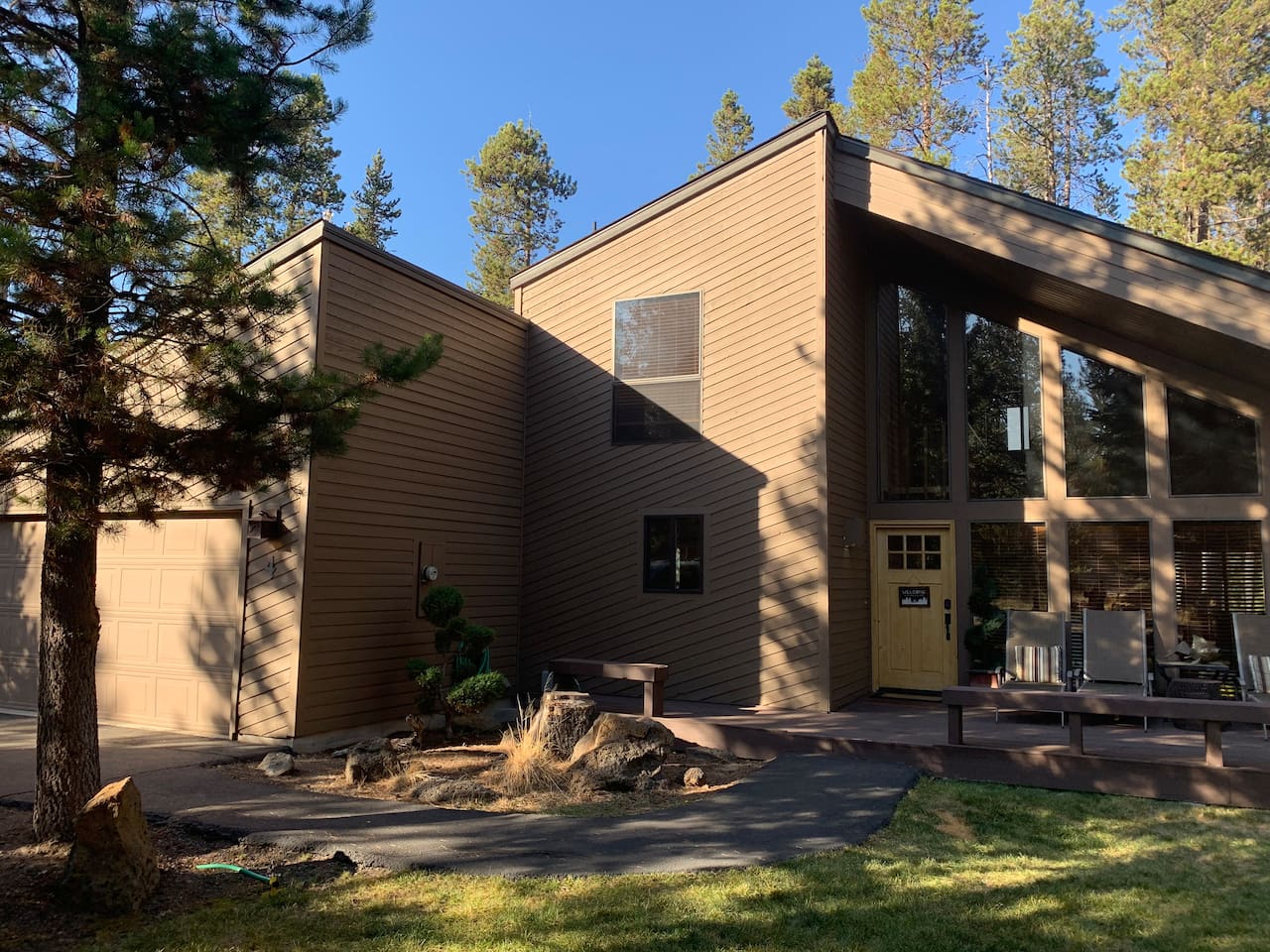 When it's not snowing, the house has grass!
