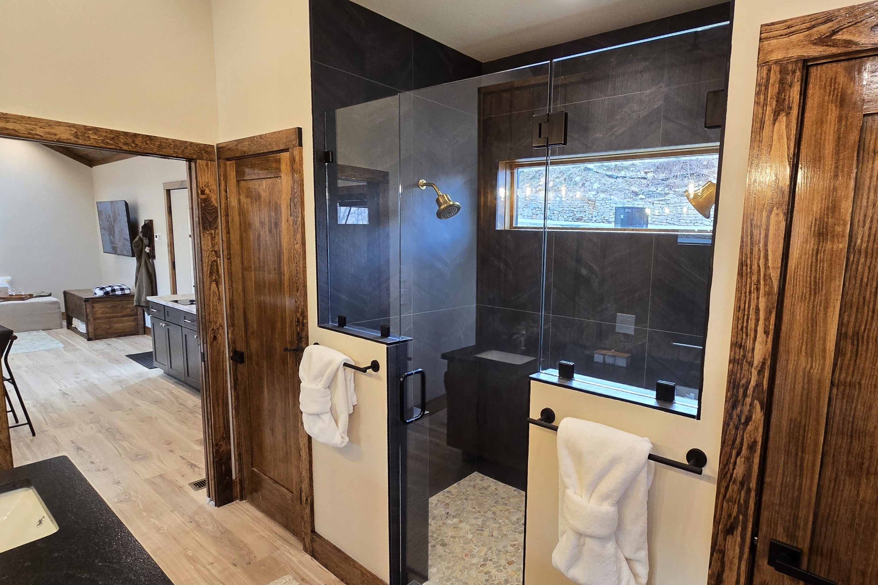 Walk in shower with dual shower heads