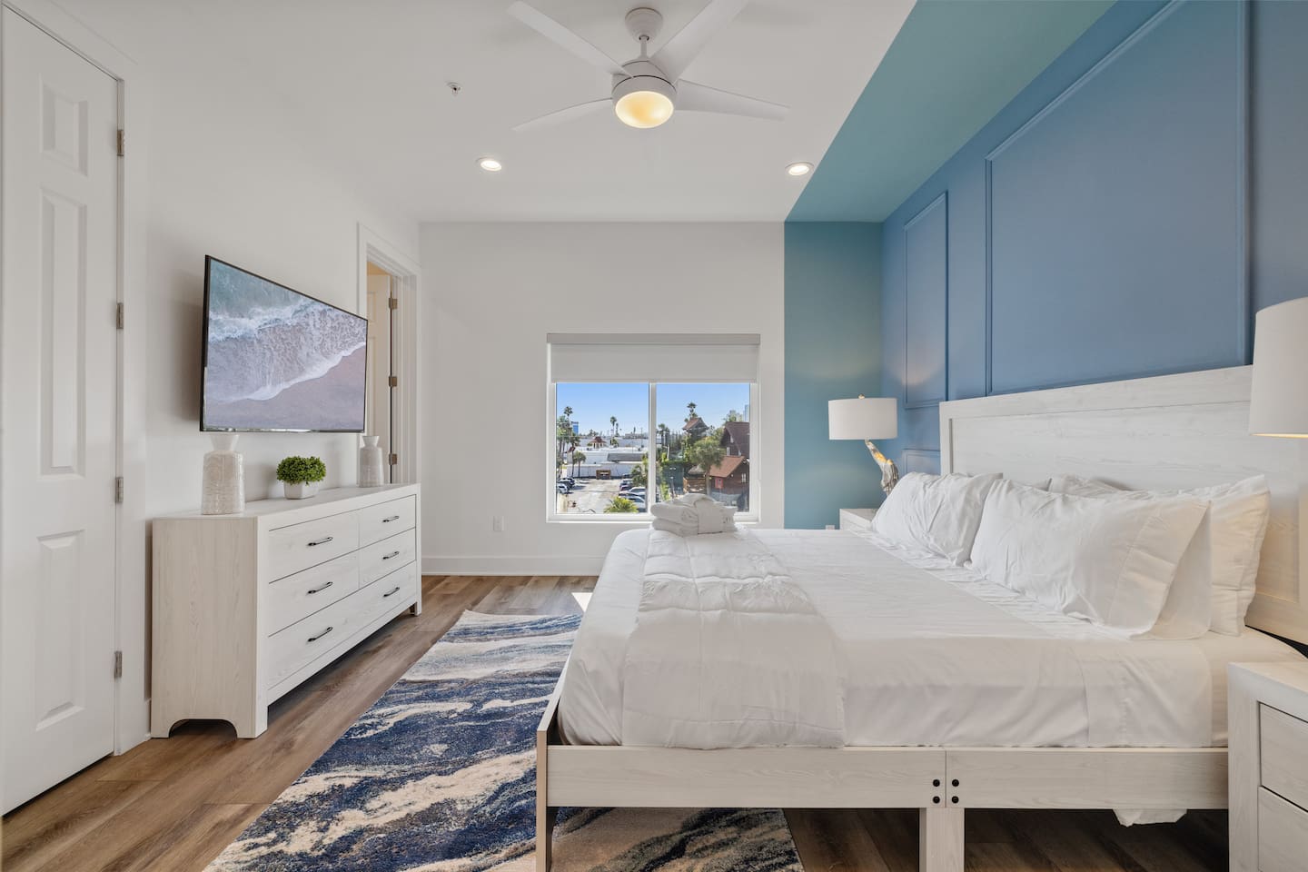 Master #2 w/ King Bed/Private Bathroom/Walk-in Closet/Smart TV