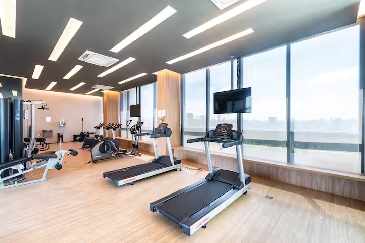 ✨ Espaço moderno para treinos, com luz natural e vista da cidade.