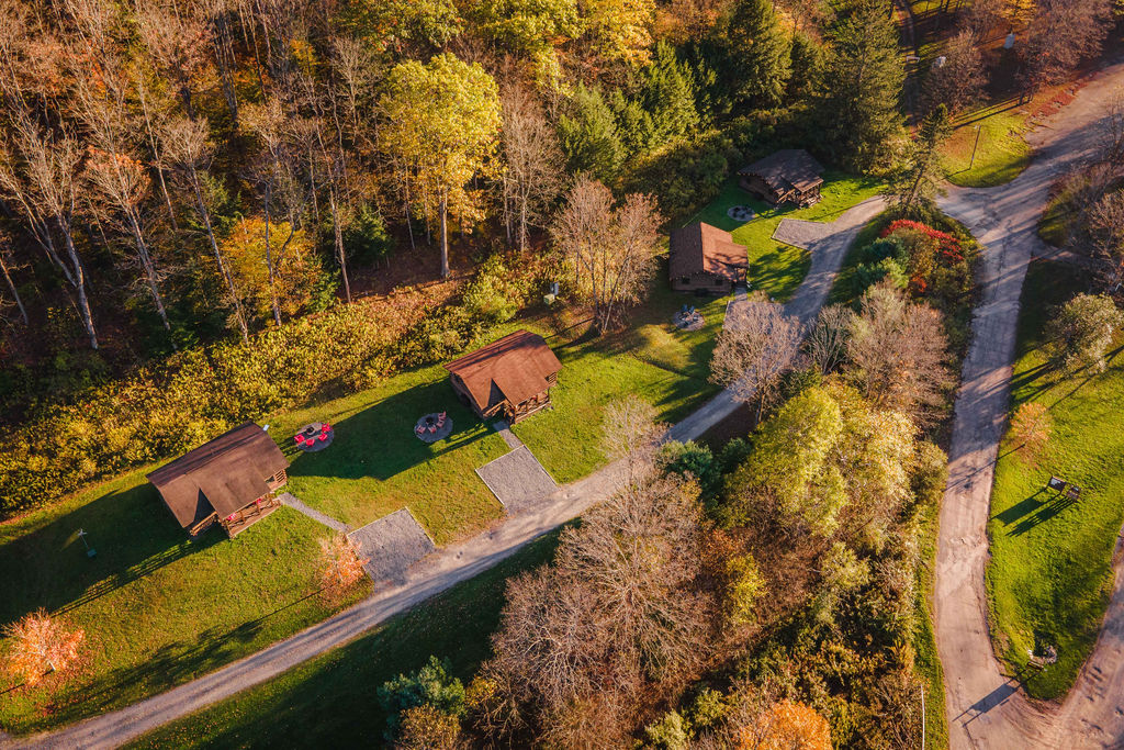 Relax in your own private cabin with nearby trails and plenty of space to unwind—perfect for couples, families, or small groups.