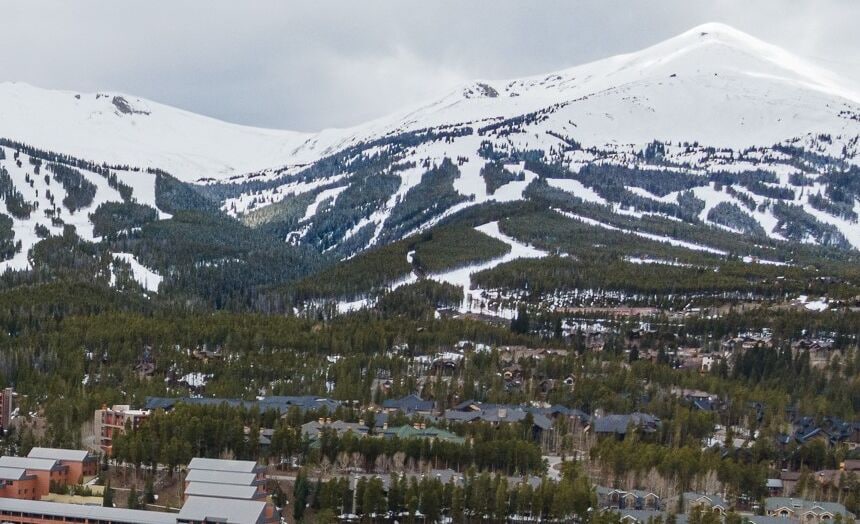 The condo really is in the heart of the town - steps to ski lift and Main Street