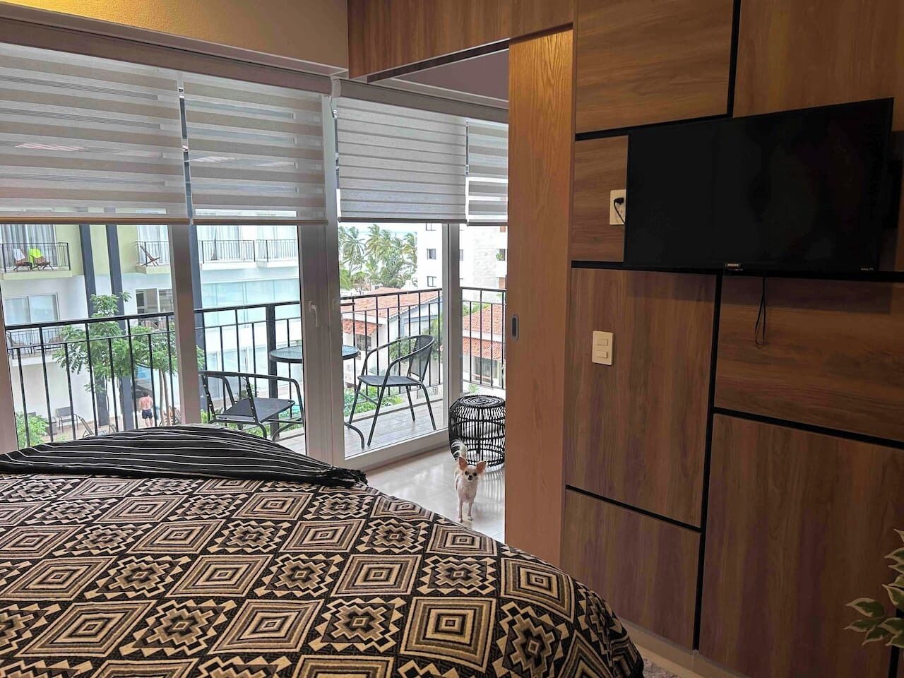 Bedroom King bed 320