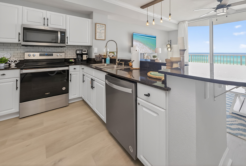 Fully equipped kitchen with stainless and granite finishes 