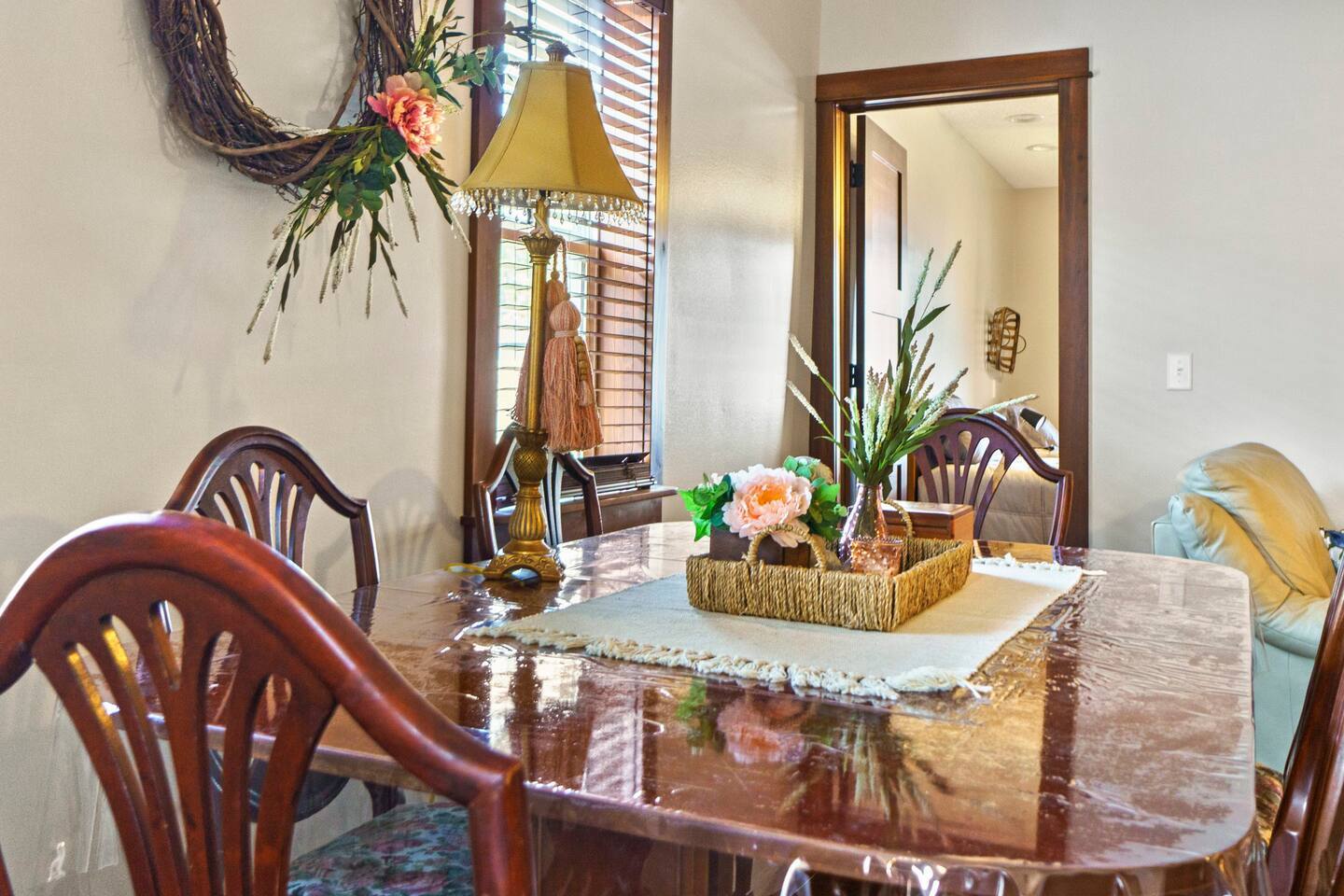 6-seater dining area, ideal for family meals or gatherings with friends.