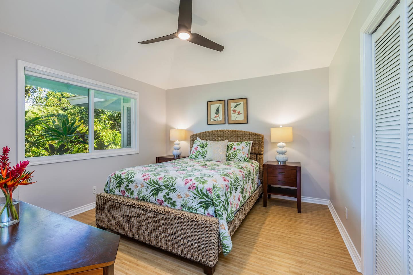 Lanai Hanalei Ohana Bedroom with a queen-size bed.  A full size stackable washer/dryer is in the closet area.