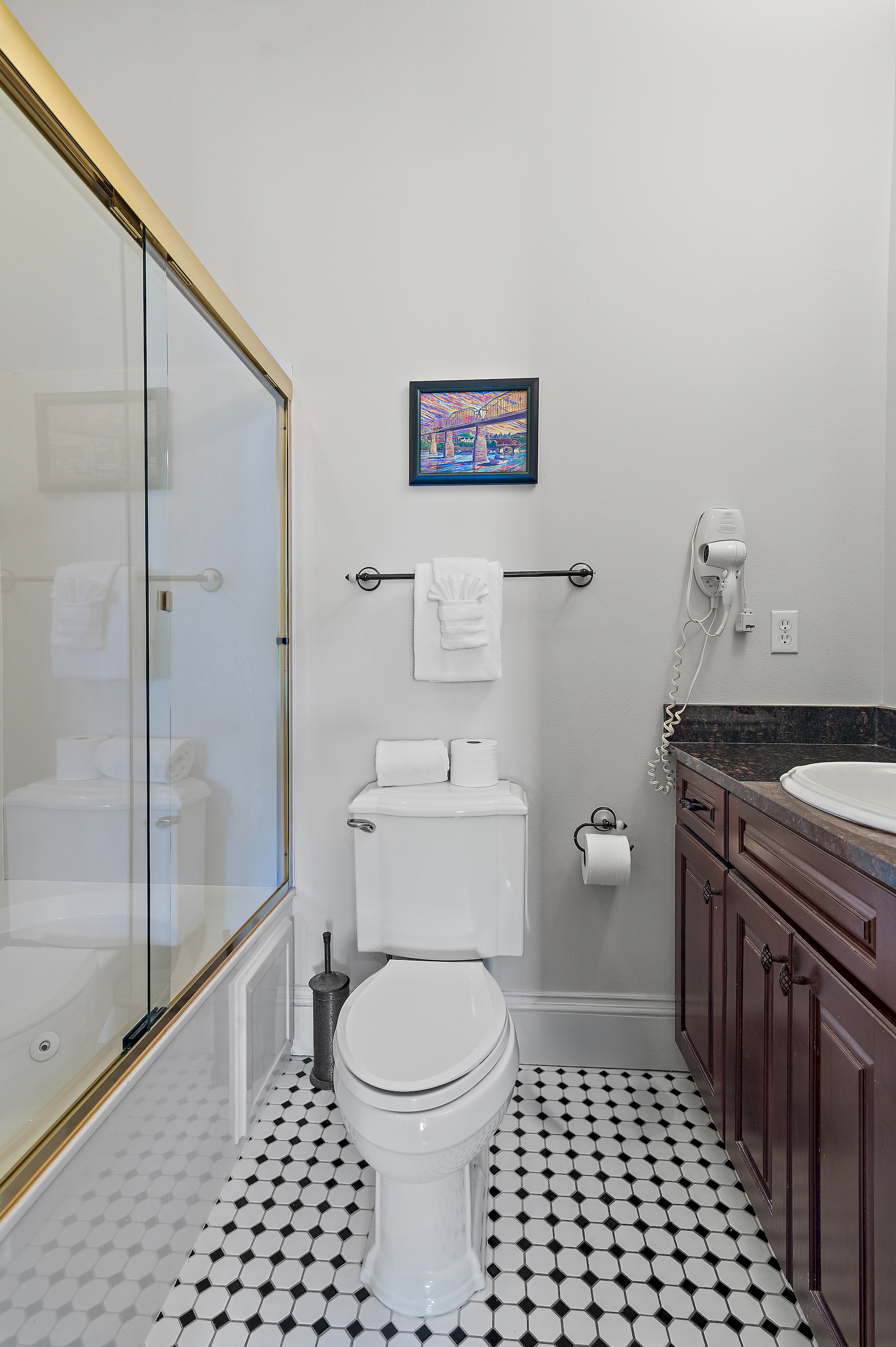Ensuite Bath 1