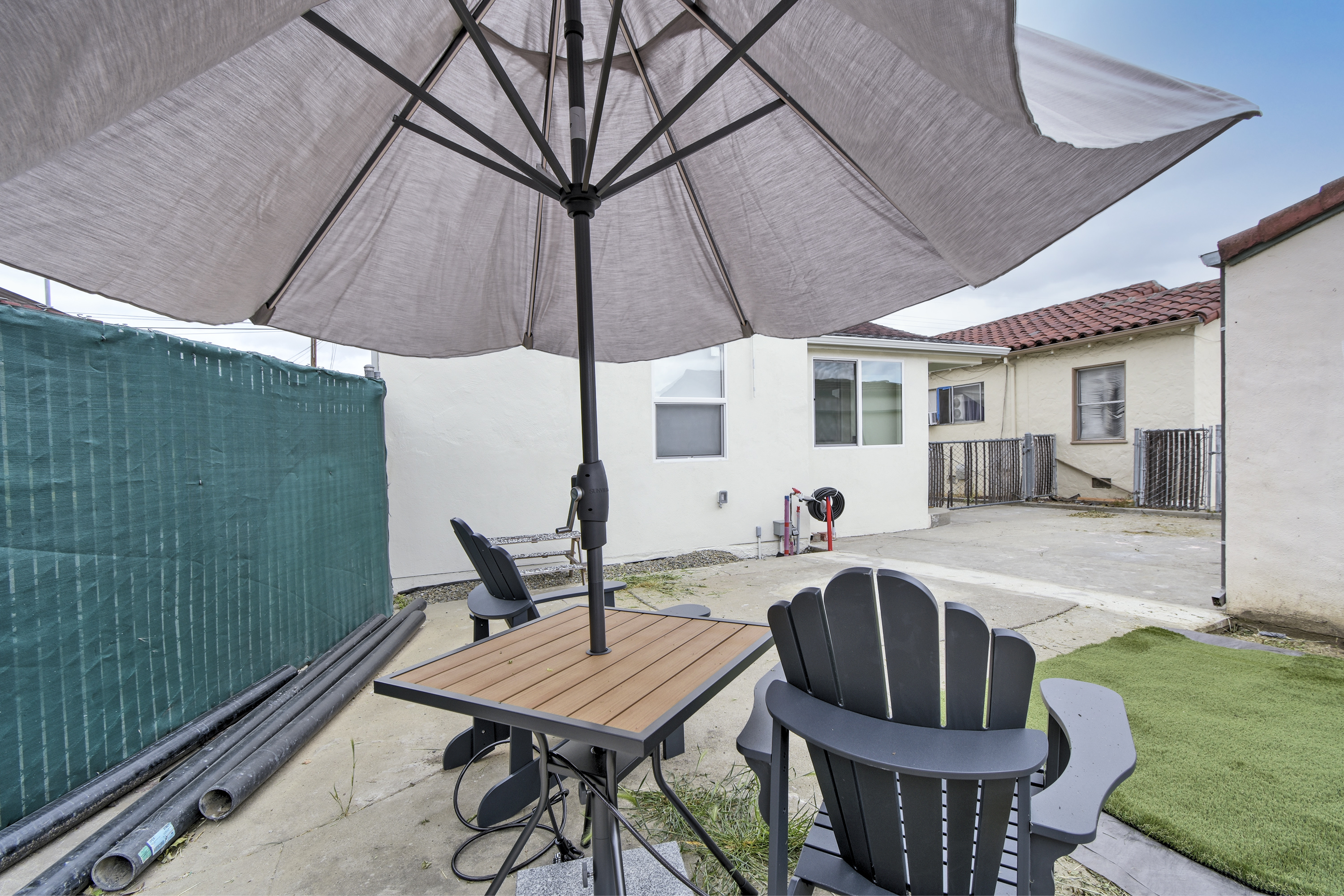 05-1362-shortridge-backyard-patio-with-umbrella-seating