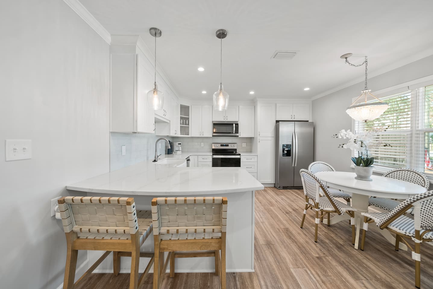 Beautiful updated kitchen and dining table with room for 6