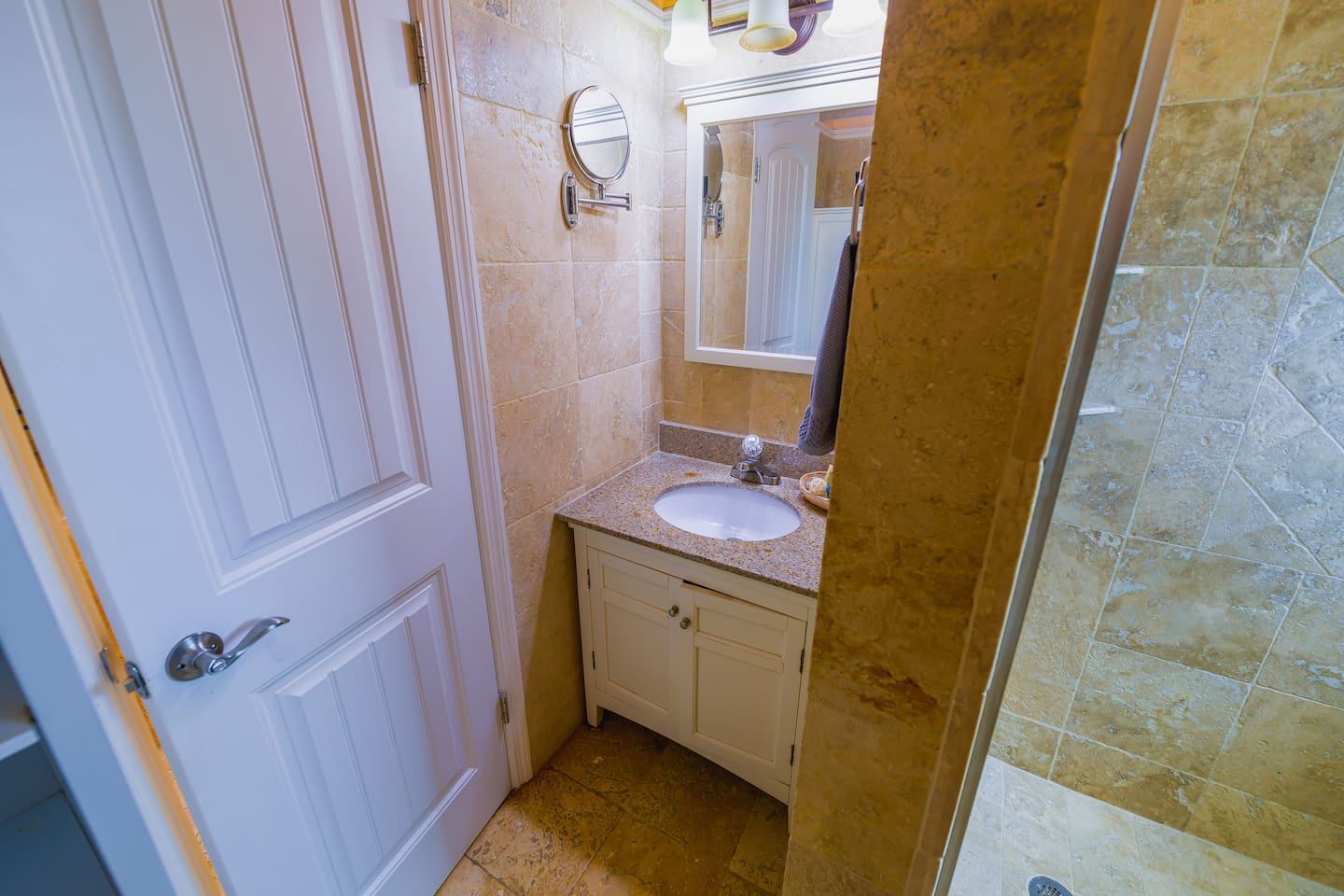 Common bath (angle 1) - located before Bedroom 3