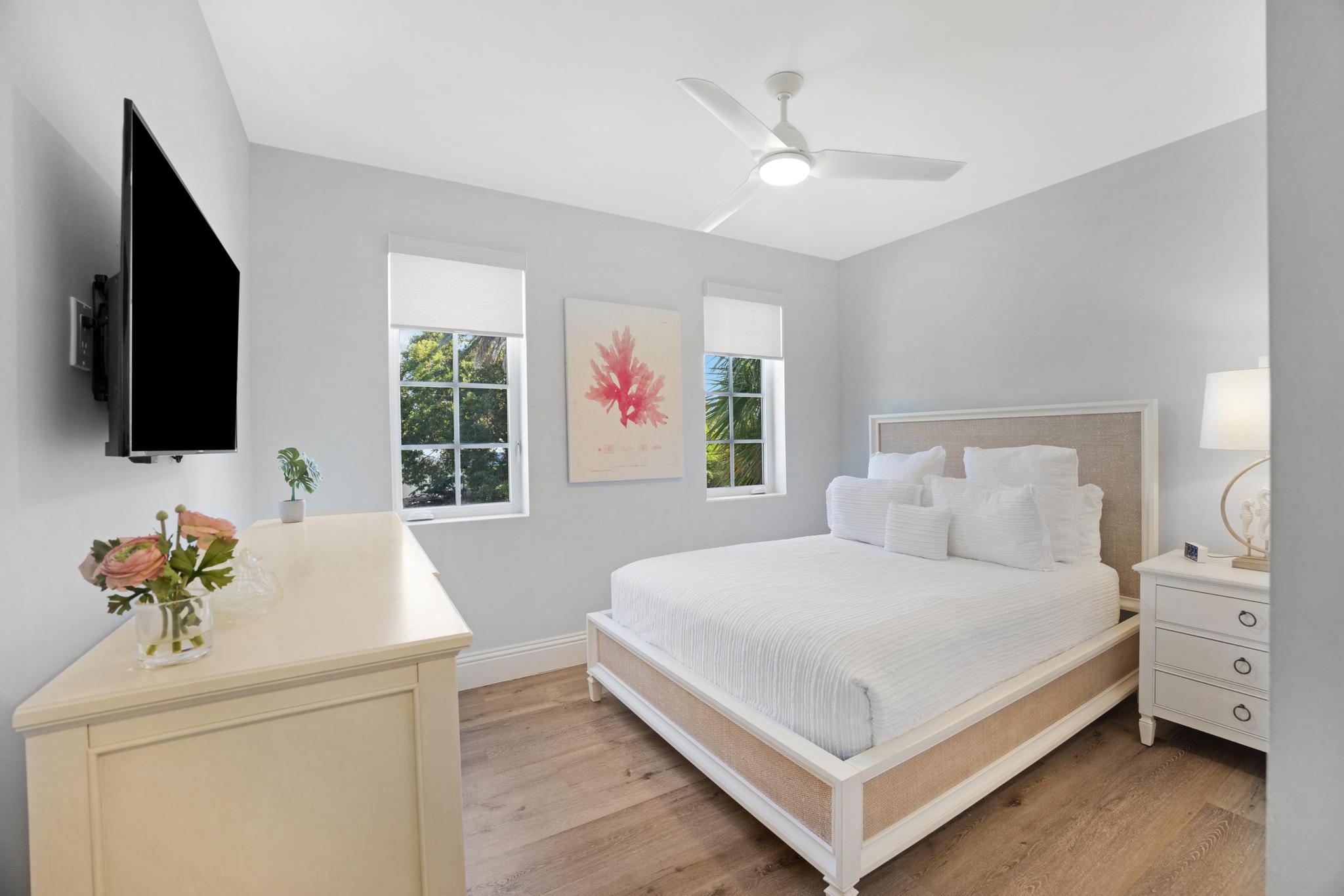 Guestroom, Queen Bed, Main Level