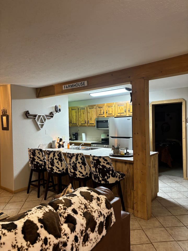 Brand new stove, fridge and microwave.  DIshwasher also provided