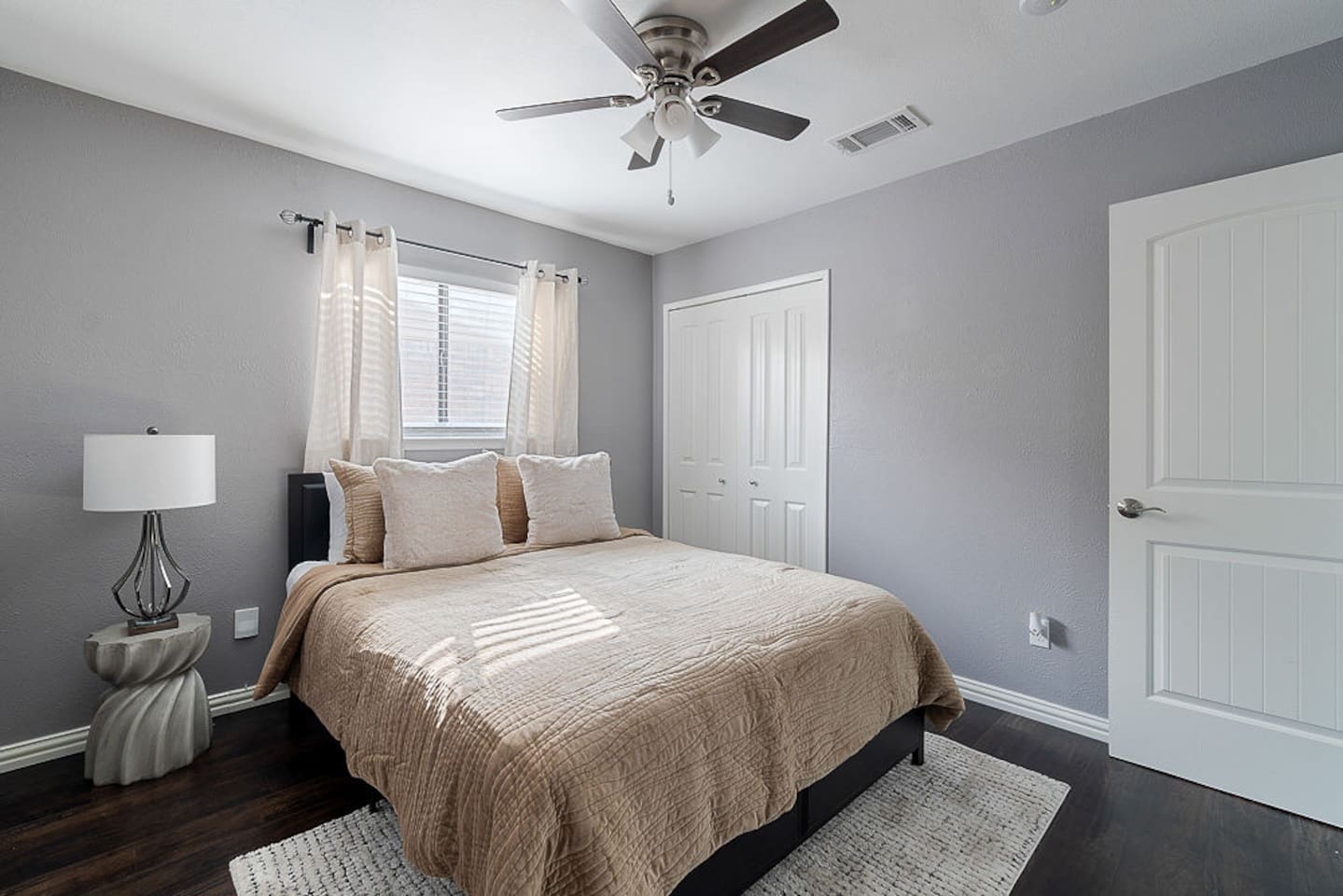 Find serenity in this beautiful bedroom featuring natural light, a comfy double bed, a nightstand and a lamp for your relaxation