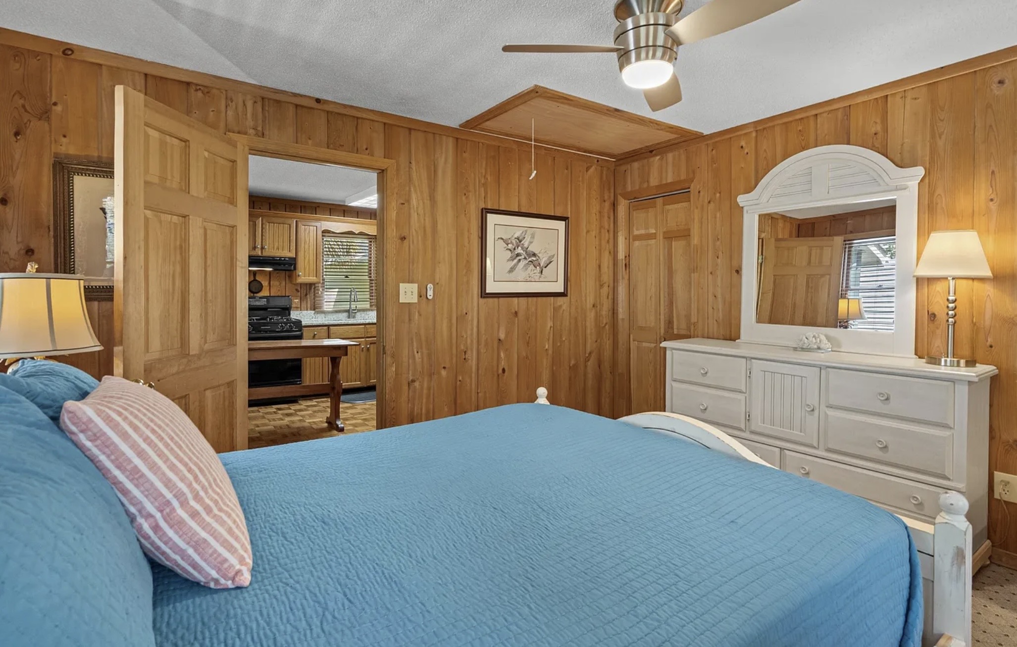 Cool blue bedding against warm wood makes this room feel like the beach house you remember. ⭐