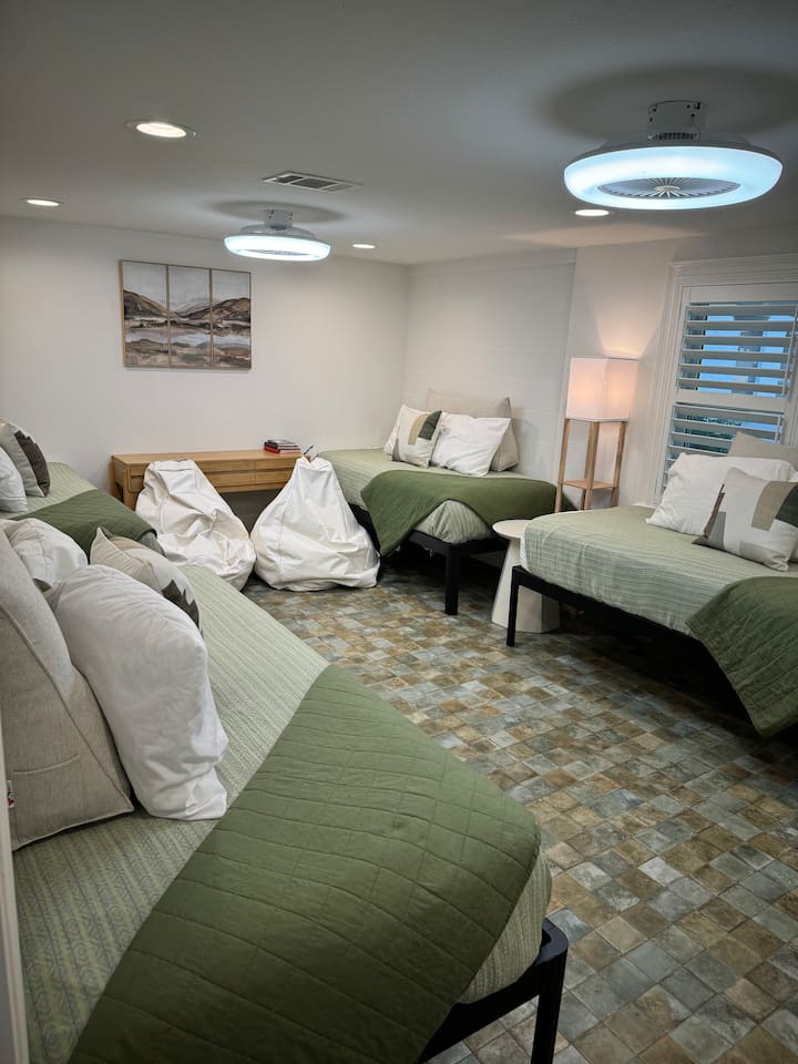 downstairs kids bdrm with 5 twin XL beds