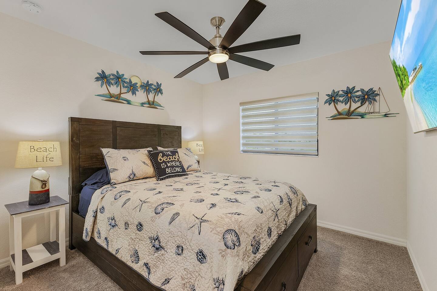 1st Guest bedroom ( Queen-size) with smart TV. 