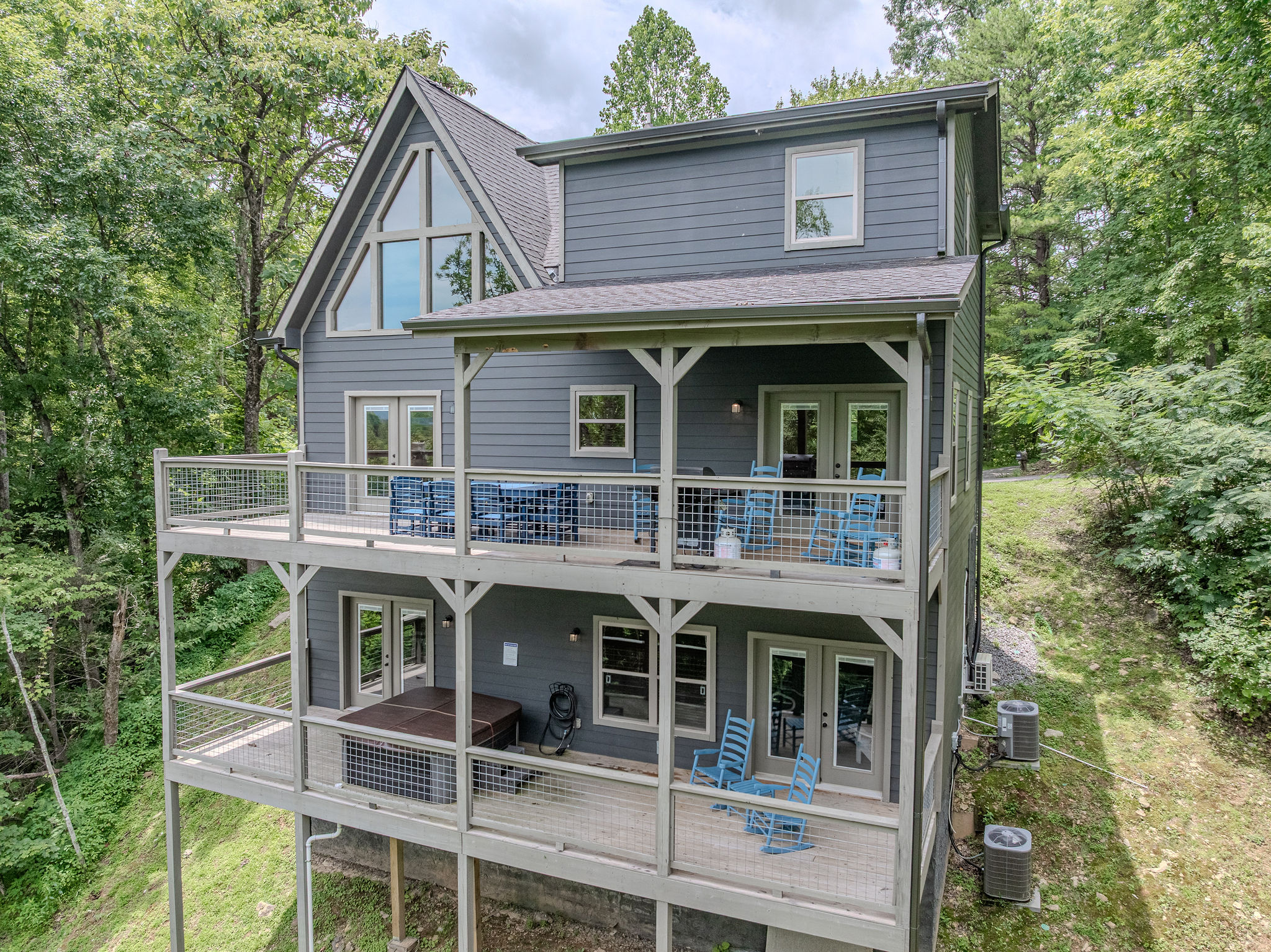 The cabin’s Sevierville location keeps you within driving distance of Gatlinburg, Pigeon Forge, Dollywood, and the national park.