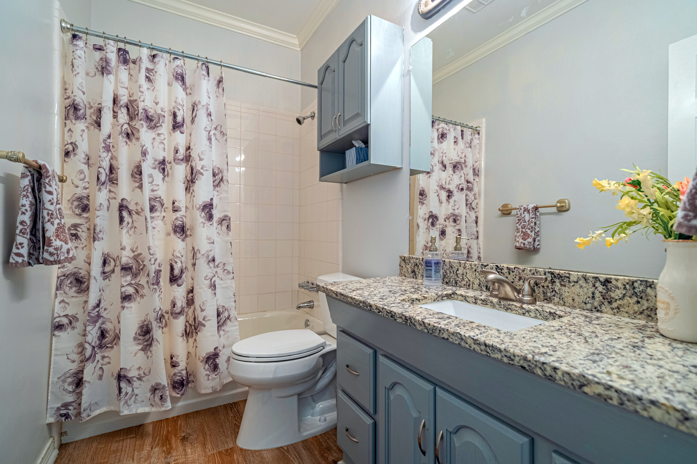 Farmhouse full bathroom - downstairs