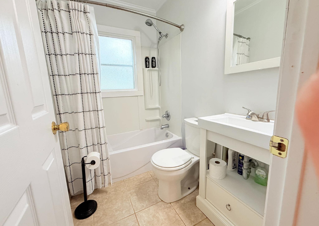 Bathroom has everything you need. The tub/shower combo is great for families staying here.