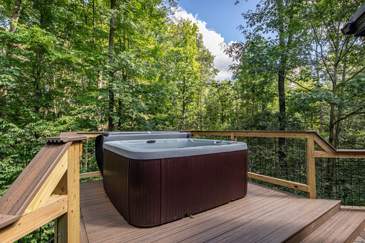 The treehouse deck offers a luxurious outdoor experience with an elevated hot tub & XL hammock seamlessly built into the deck floor. Additionally, you can enjoy the refreshing outdoor shower May 15- October 15. The hot tub is available 365 days 24/7.