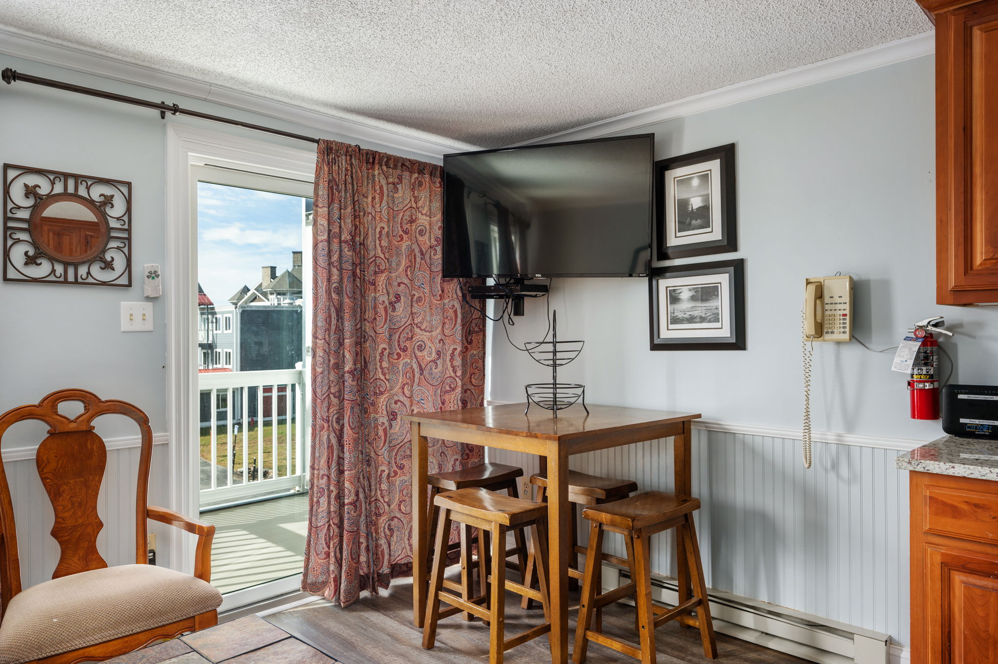 Snowshoe Ski-In/Ski-Out Steps to Ballhooter Lift Mountain Lodge Condo 5