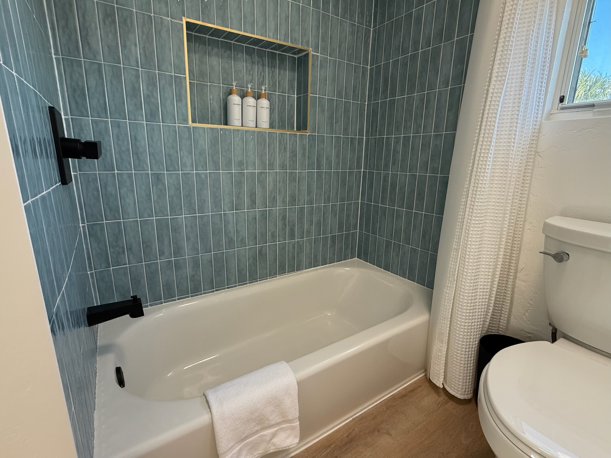 Beautifully tiled bathtub to bring in the serenity of the ocean blue