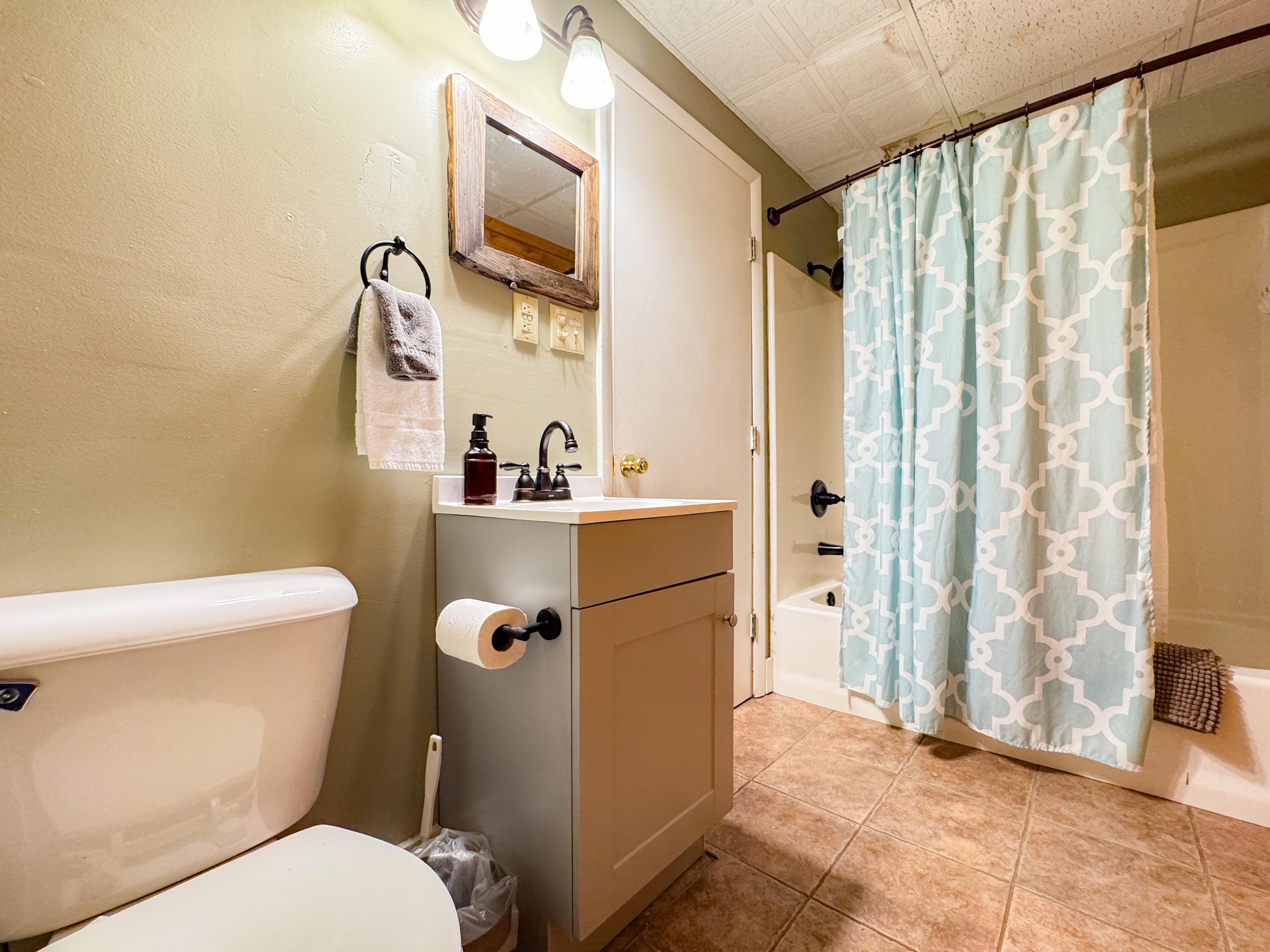 lower level bathroom, en-suite. Full bathroom with tub/shower combo