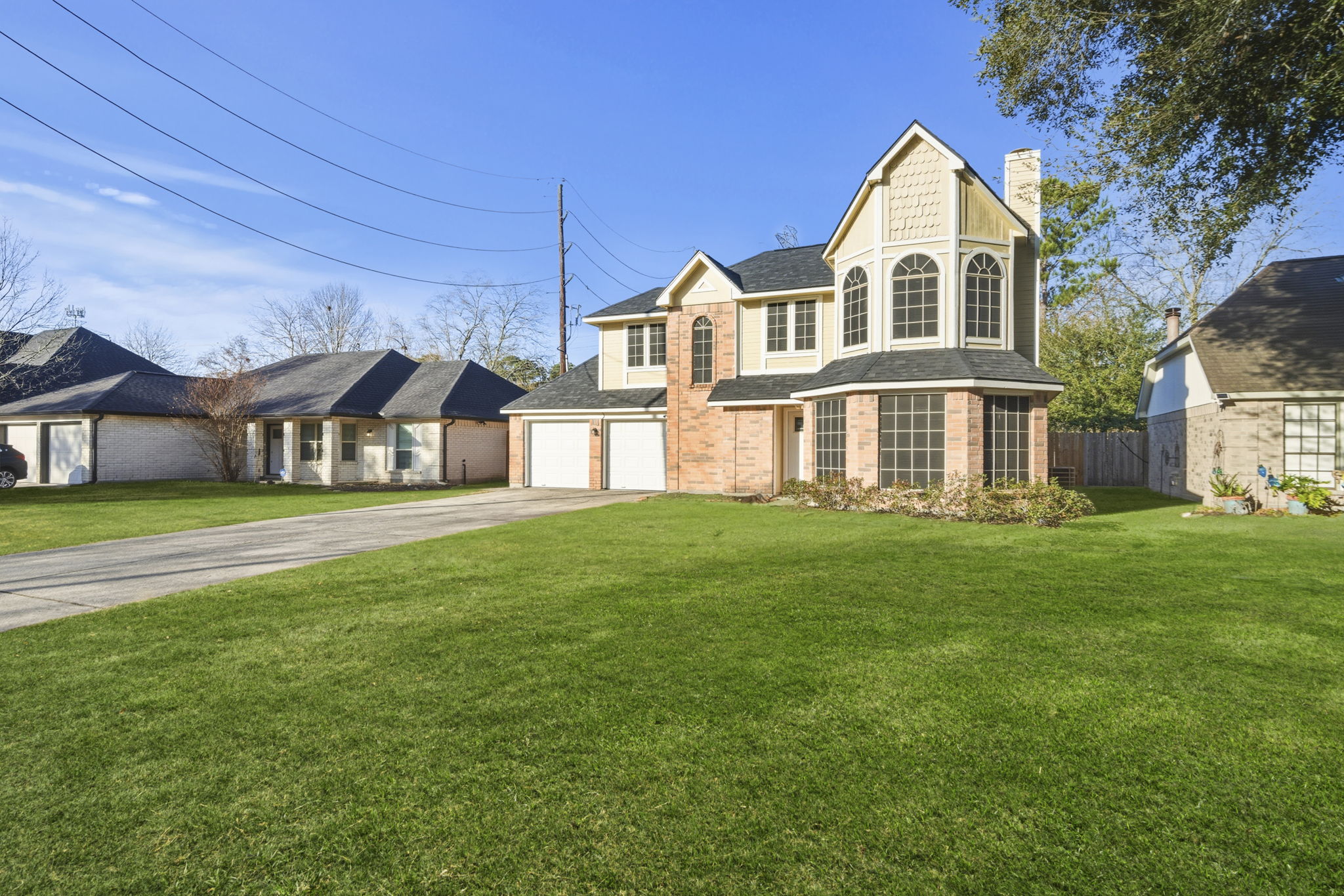 Room for everyone inside and out — large driveway, 2-car garage, and easy access to Houston attractions.