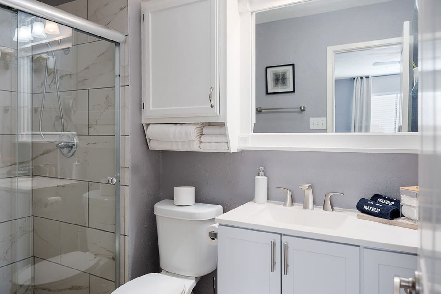 Enjoy the full, private master bathroom, equipped with fresh towels, makeup cloths, shower gel, and Terra Pure shampoo and conditioner for your relaxation