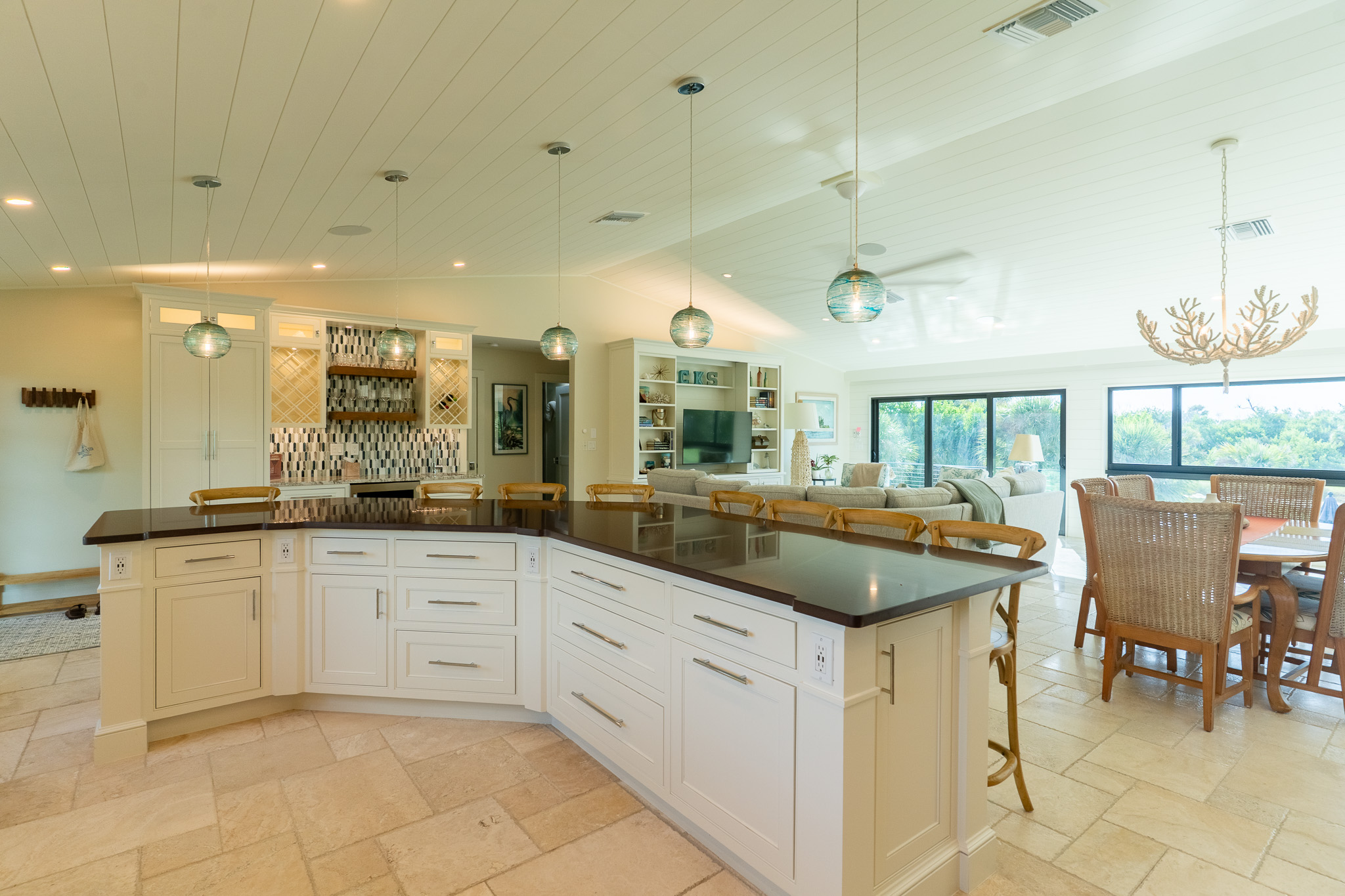 Spacious Island - Great Entertainment Space