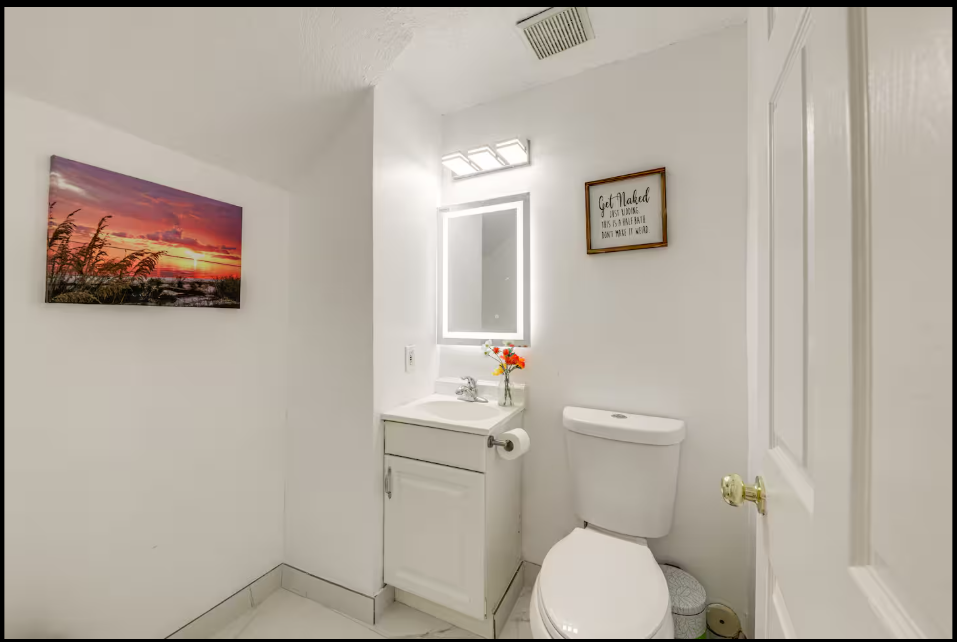 Half Bathroom | 1st Floor | Complimentary Toiletries | Towels Provided