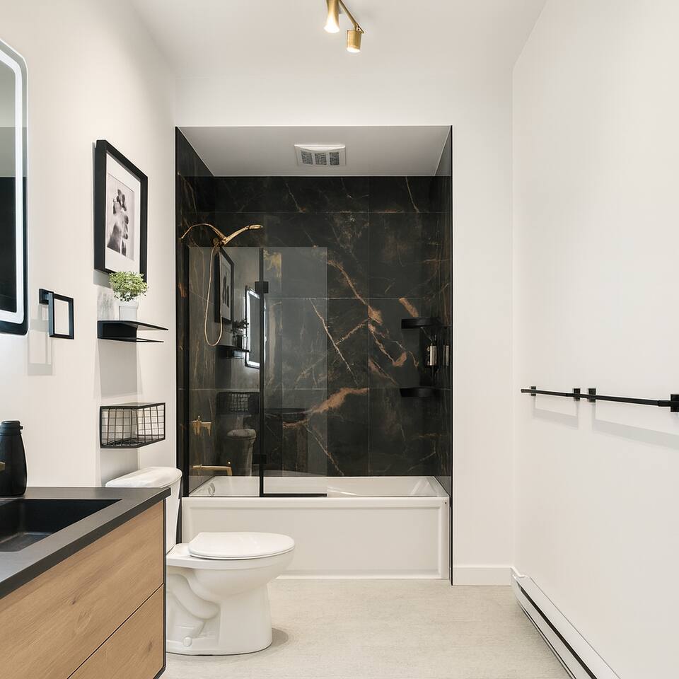 Salle de bain complète avec un bain-douche, savon, eau chaude et miroir illuminé :)