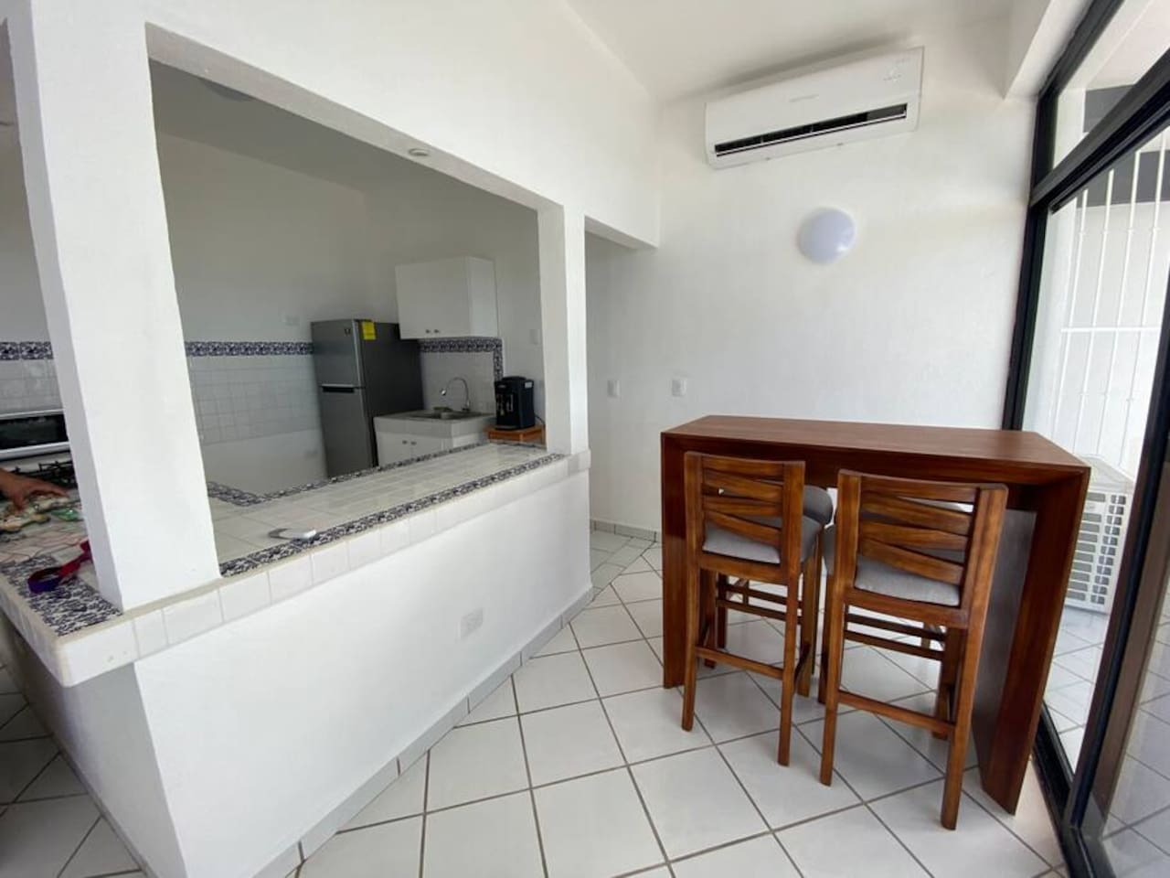 Kitchen and dining table 
Cocina y comedor