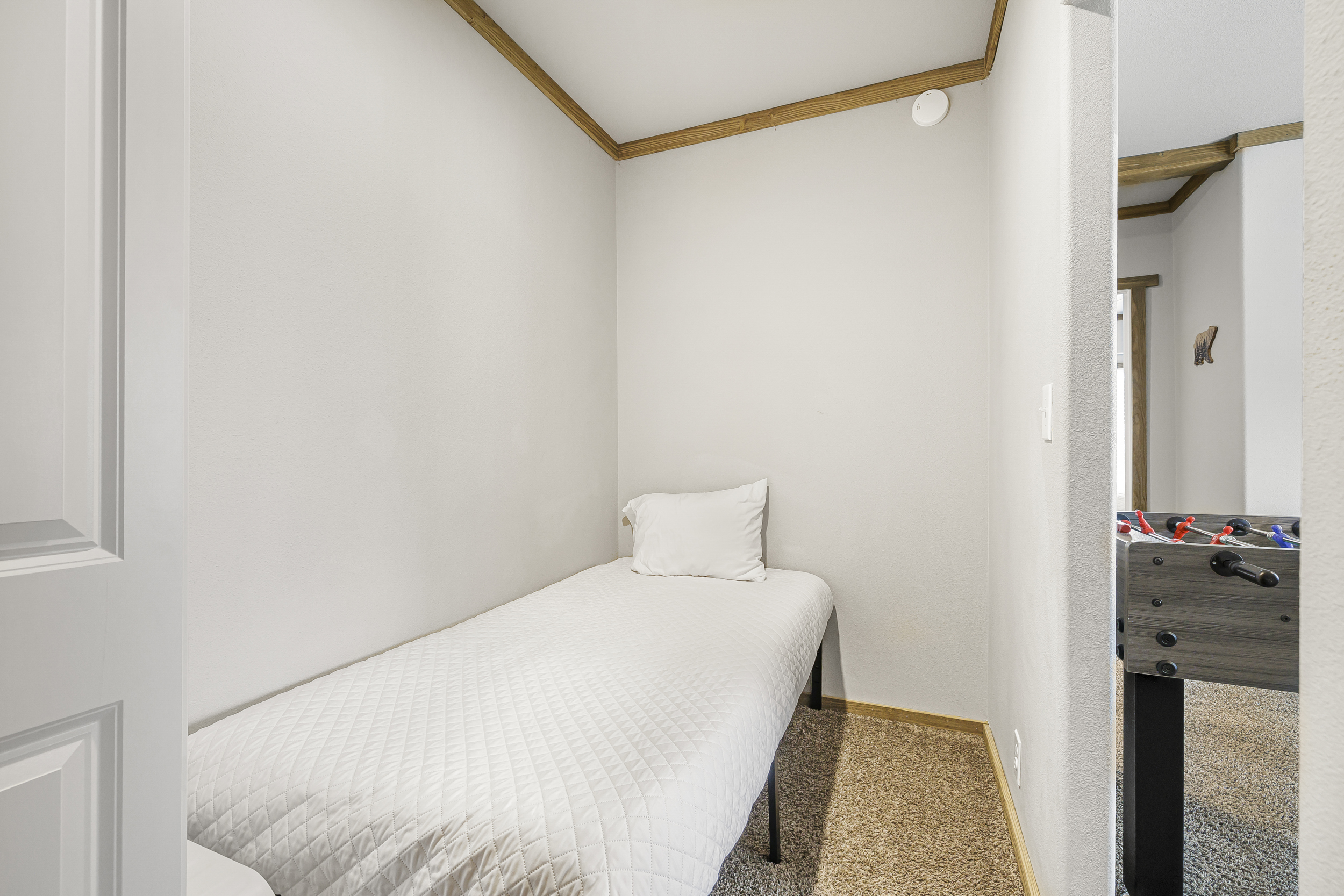 Twin bed in Hideaway nook with sliding door