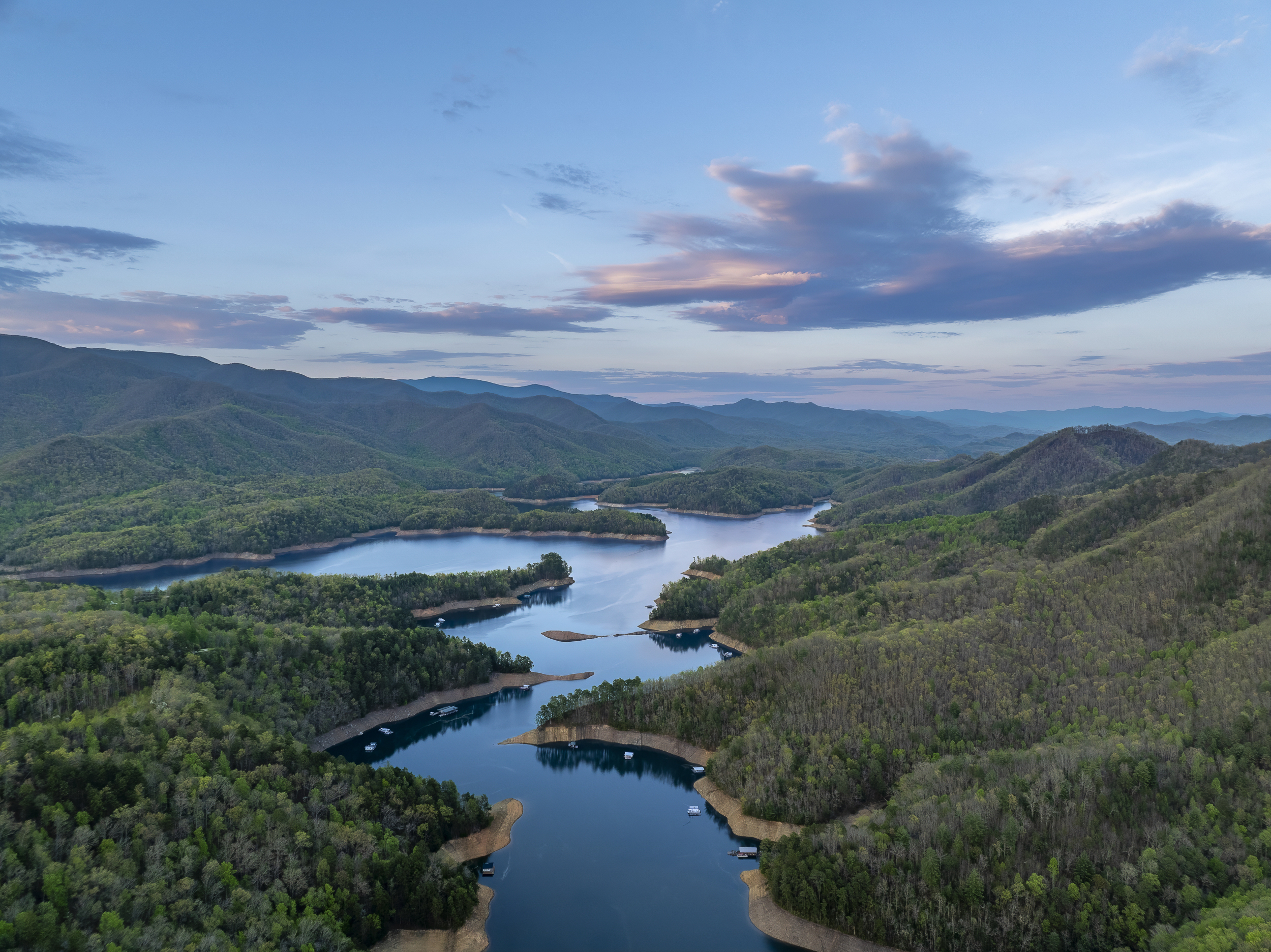 Scenic Retreat: Breathtaking lake views and lush mountains await your adventure!