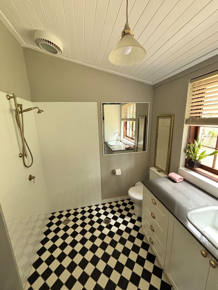 Additional open plan laundry with shower and toilet - for groups over 10 guests - Events Room 