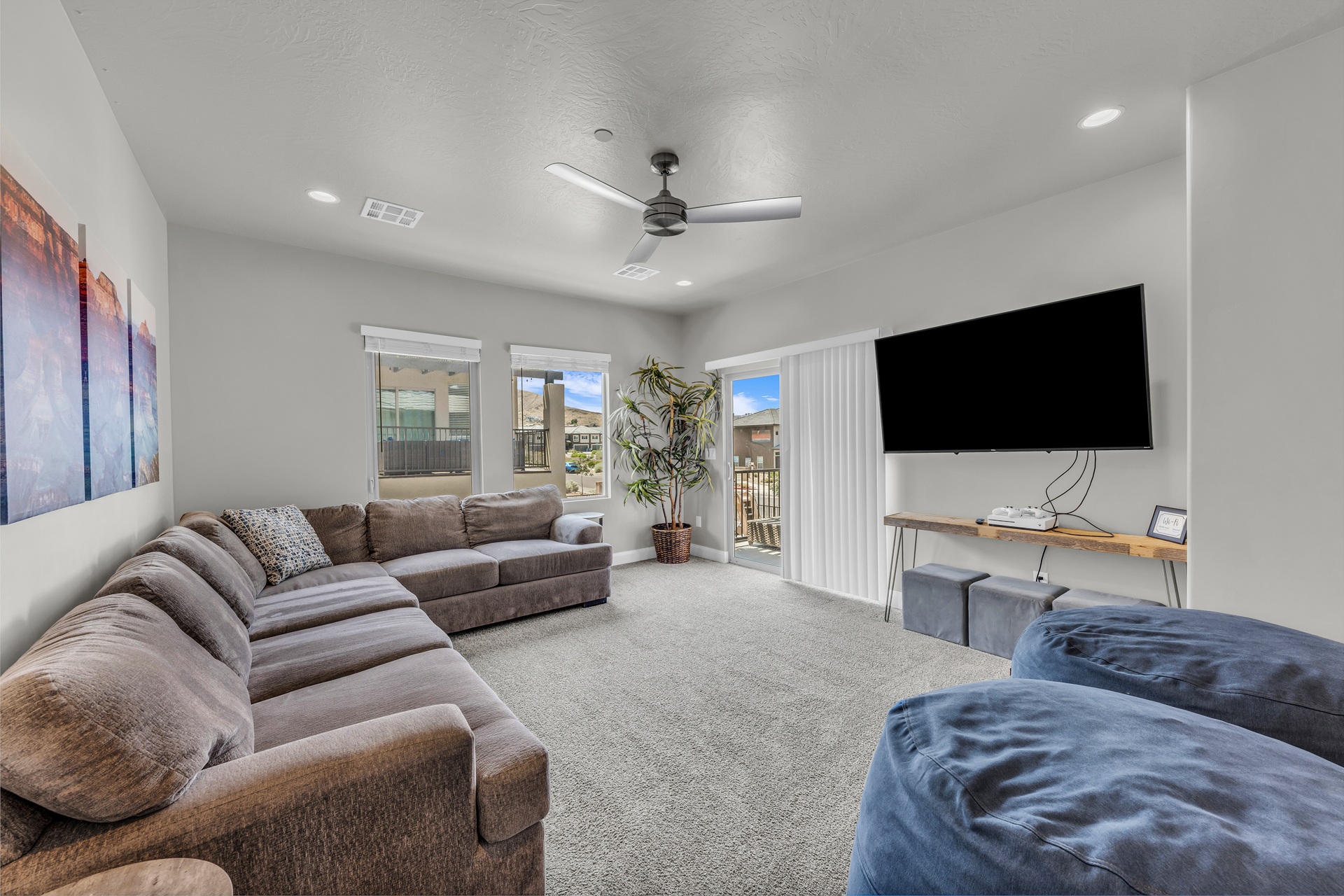 Upstairs game & movie zone