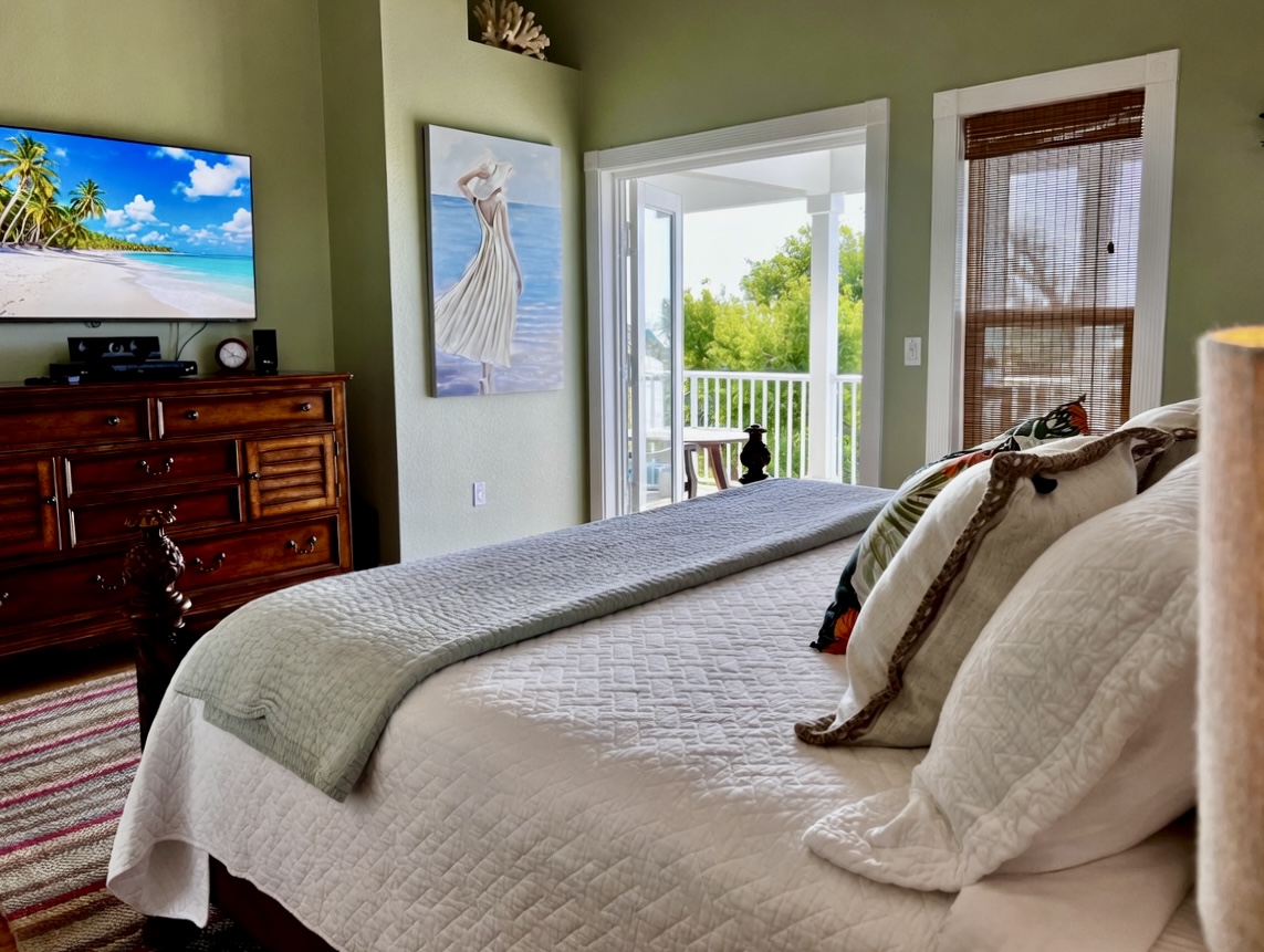 Enjoy space and optimal privacy - open your eyes, open the french doors, and look out over the tropical foliage. No other houses in frame.