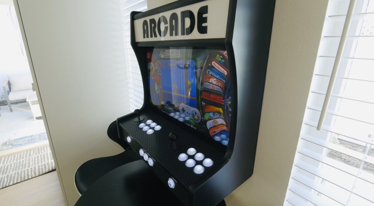 Arcade with hundreds of games