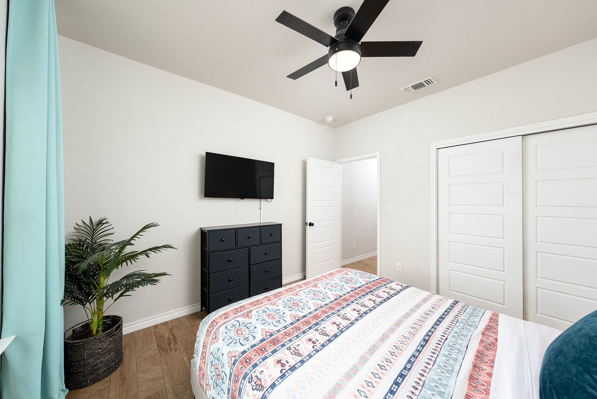 Secondary bedroom w/ Queen Bed