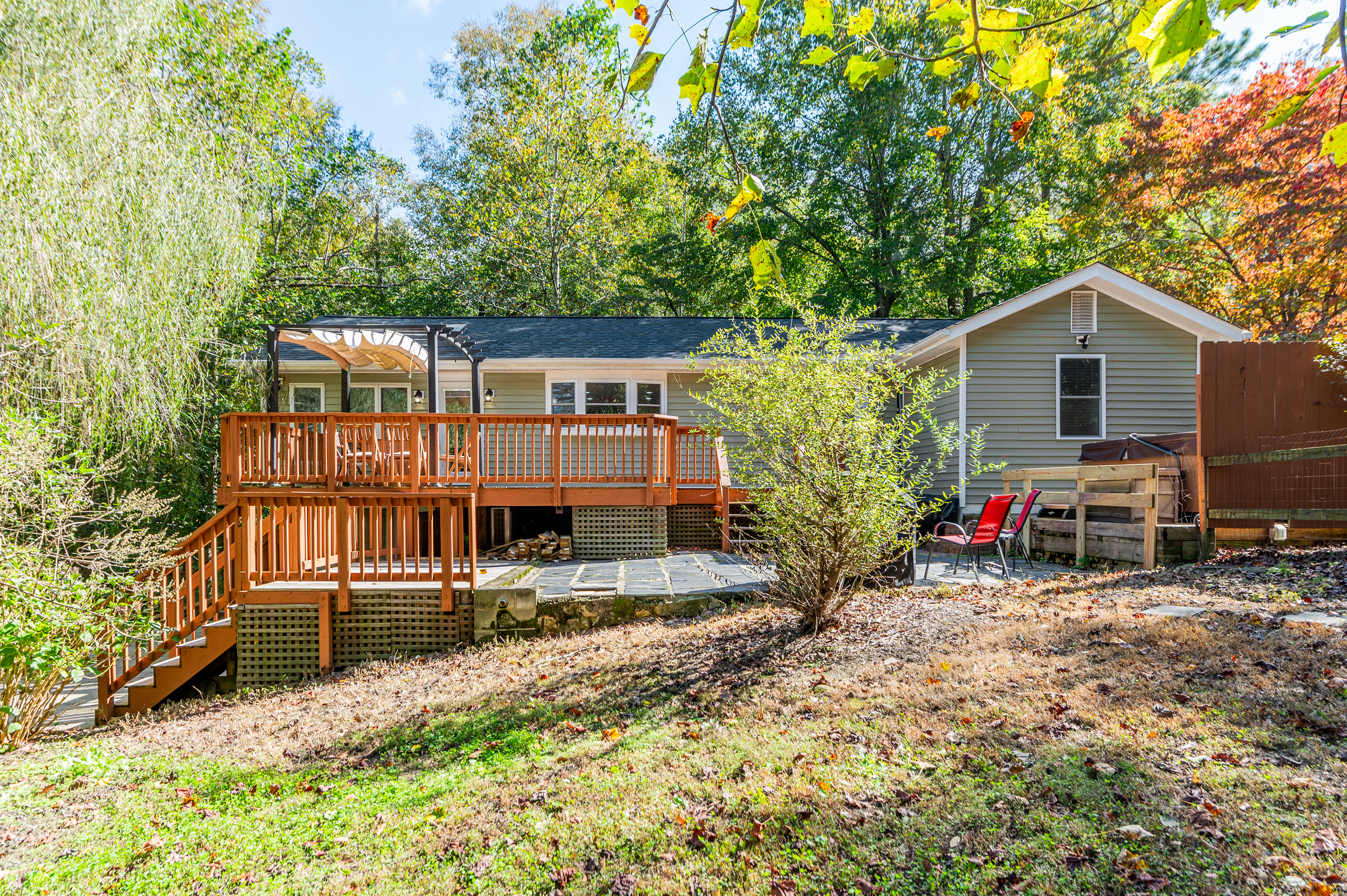 Outdoor: Unwind on the spacious deck surrounded by nature's vibrant colors!