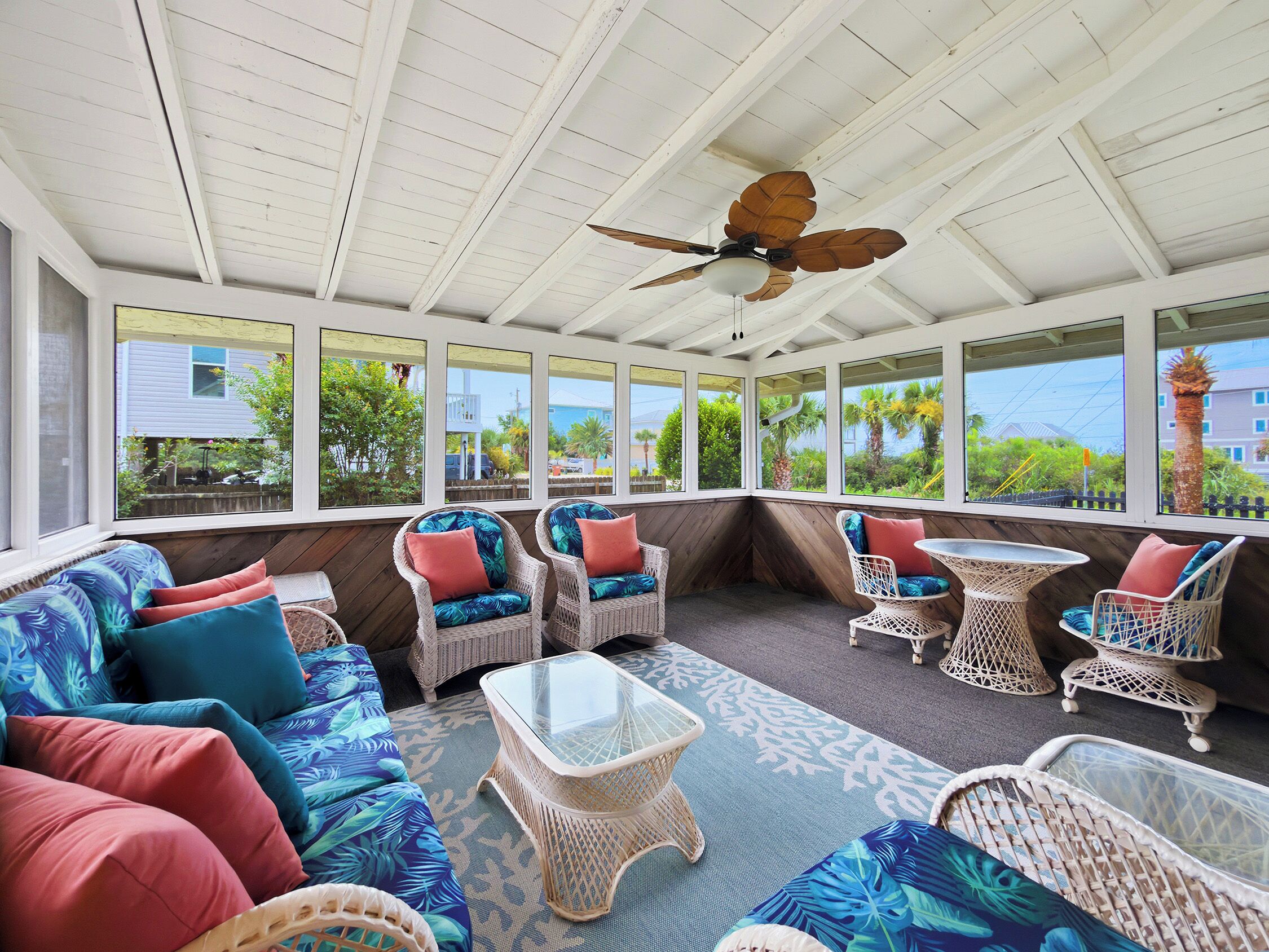 Screened in porch with plenty of seating