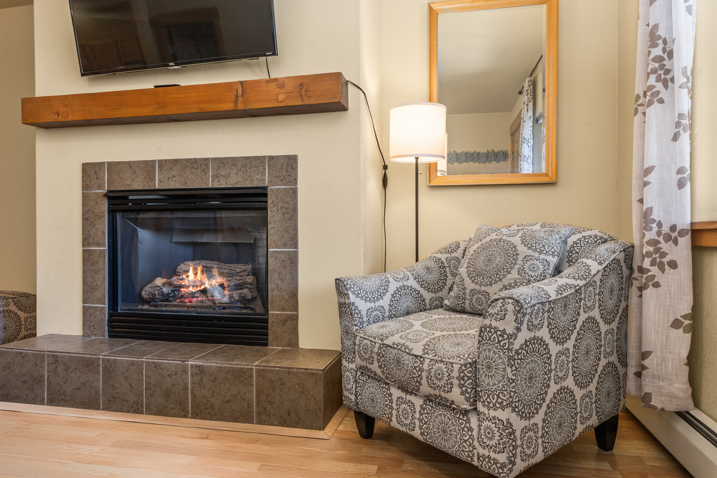 Living Room | Smart TV | Fireplace