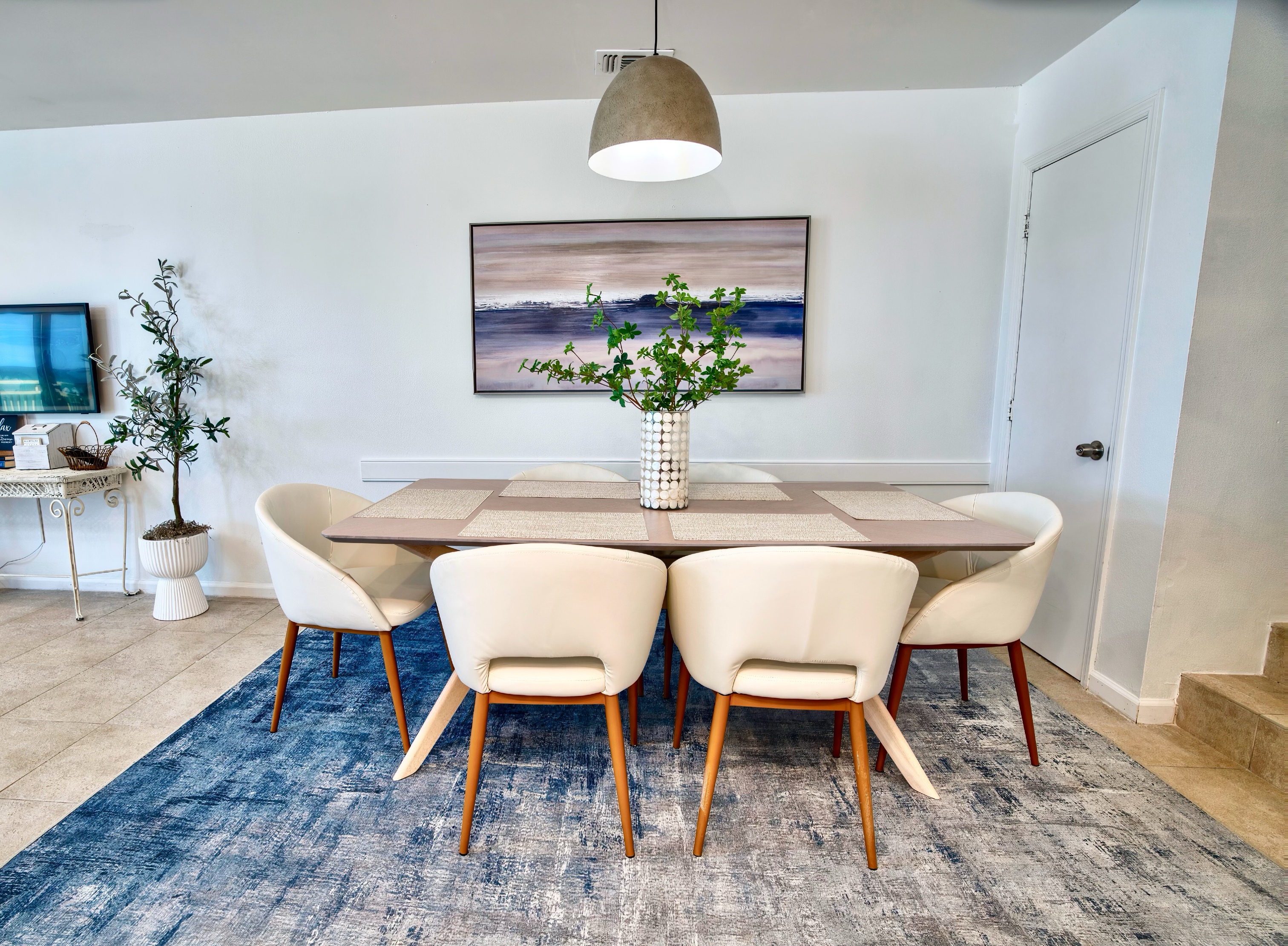 Dining area seats 6