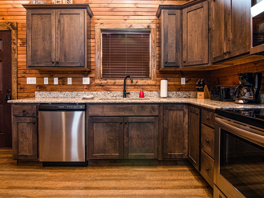 Griddle, blender, toaster, pizza pan, and plenty of pots and pans available!